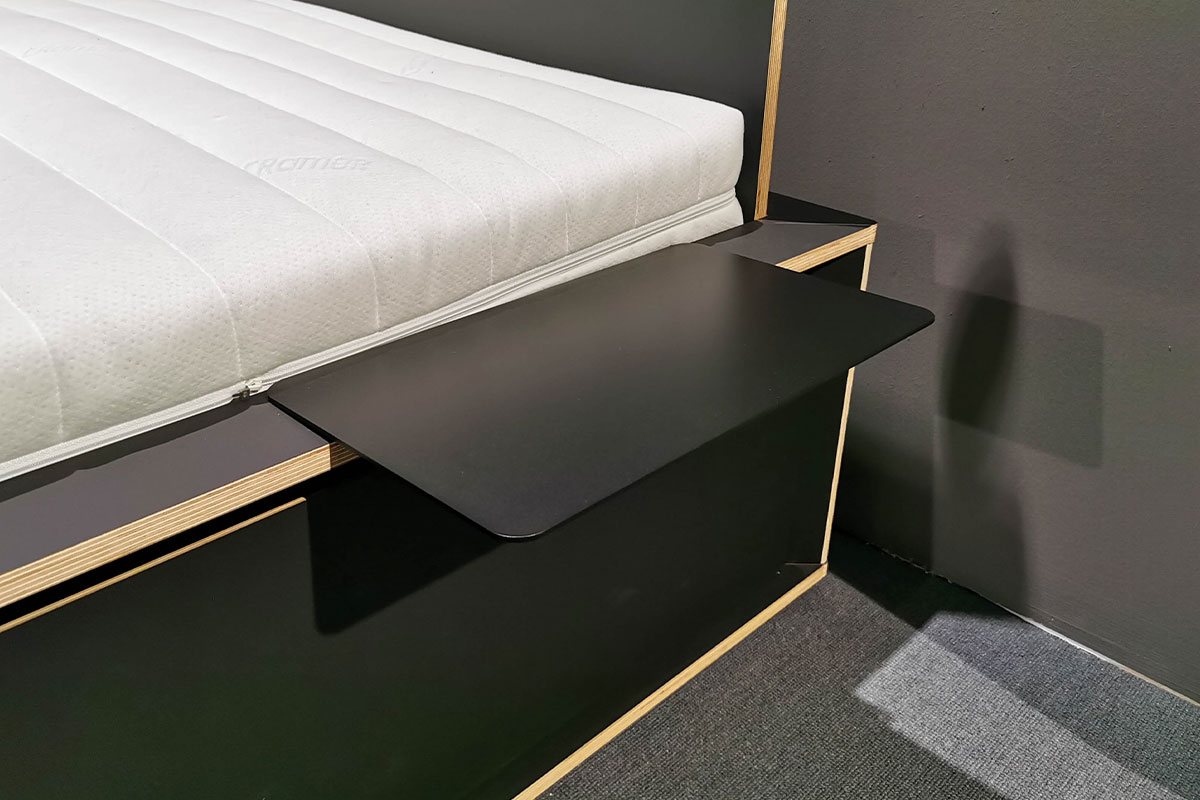 Bett Spaze inkl. Nachttischablage Spaze Add-On Table von Mller Mbelwerksttten